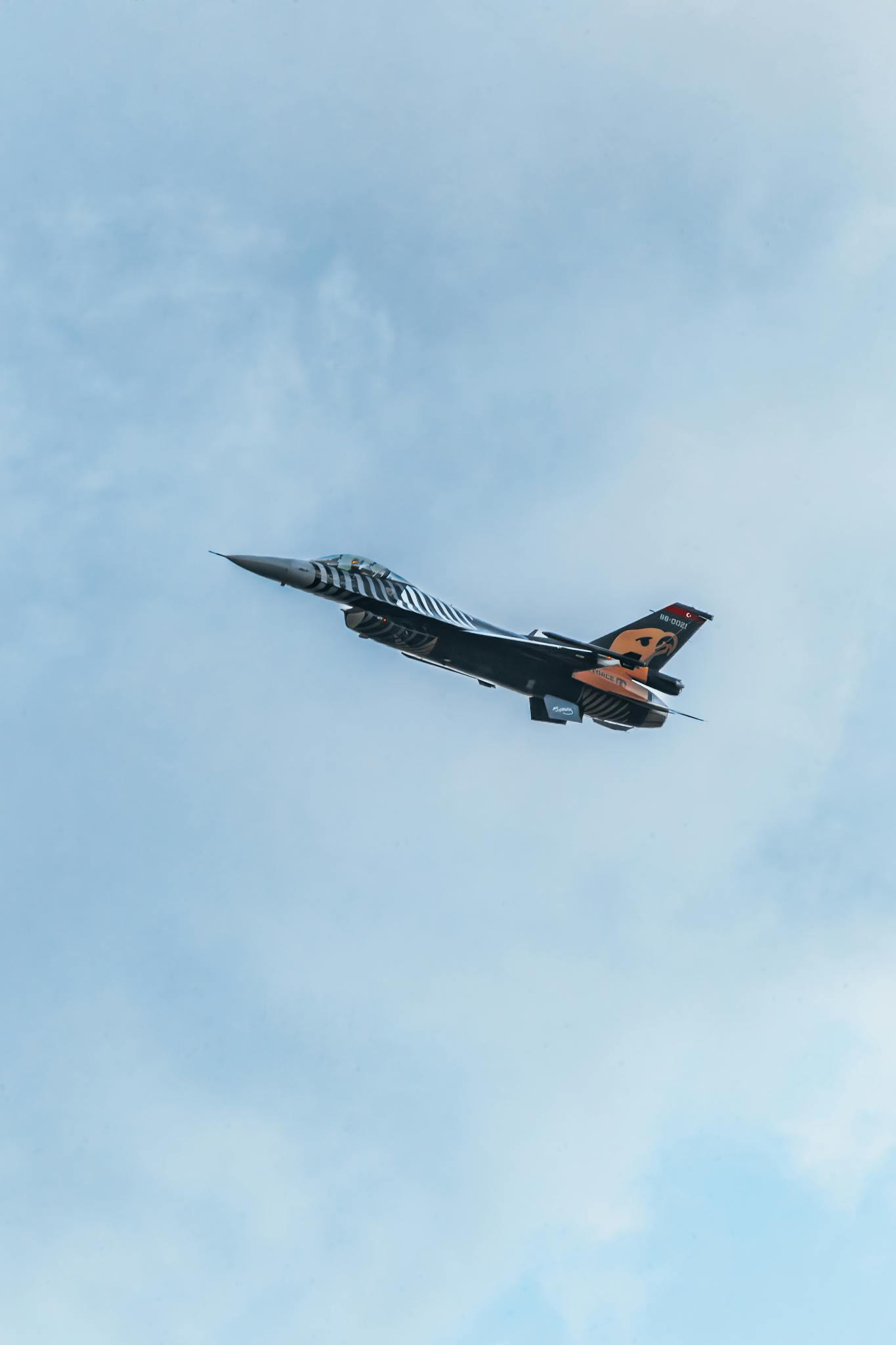 F-16 fighter jet soaring through the cloudy sky during an air show in Konya, Türkiye.